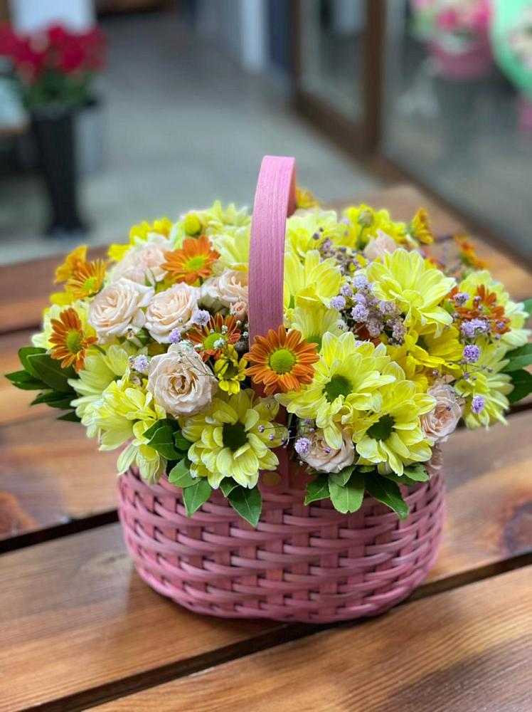 Цветочная композиция из Хризантемы и Розы в корзине в Рубцовске Алтайский Край