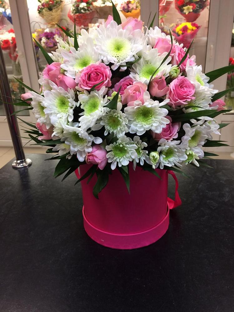 Цветочная композиция из Розы и Хризантемы в шляпной коробке в Рубцовске Алтайский Край