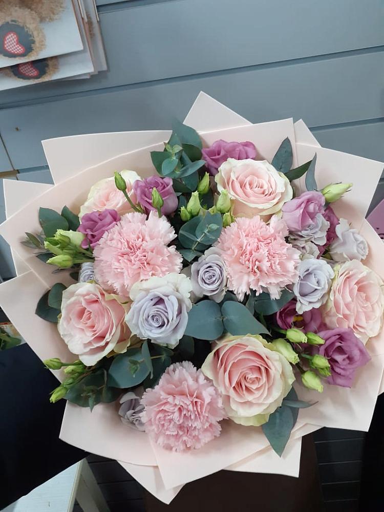 Букет цветов из: Розы, Гвоздики и Лизиантусы в Рубцовске Алтайский Край