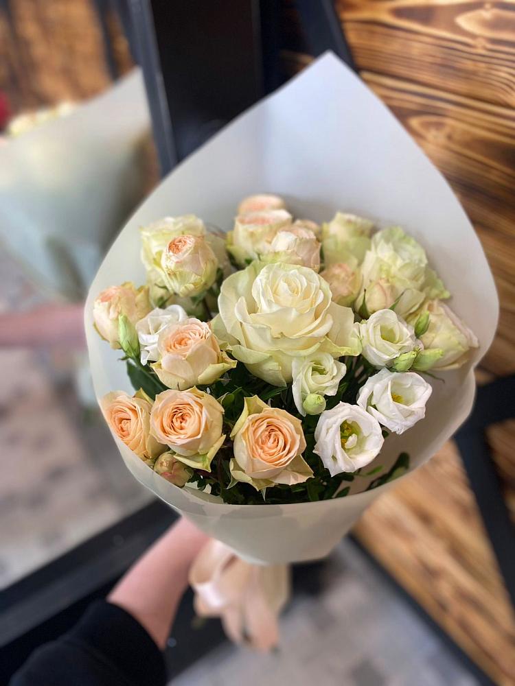 Букет цветов из: Розы и Лизиантусы в Рубцовске Алтайский Край