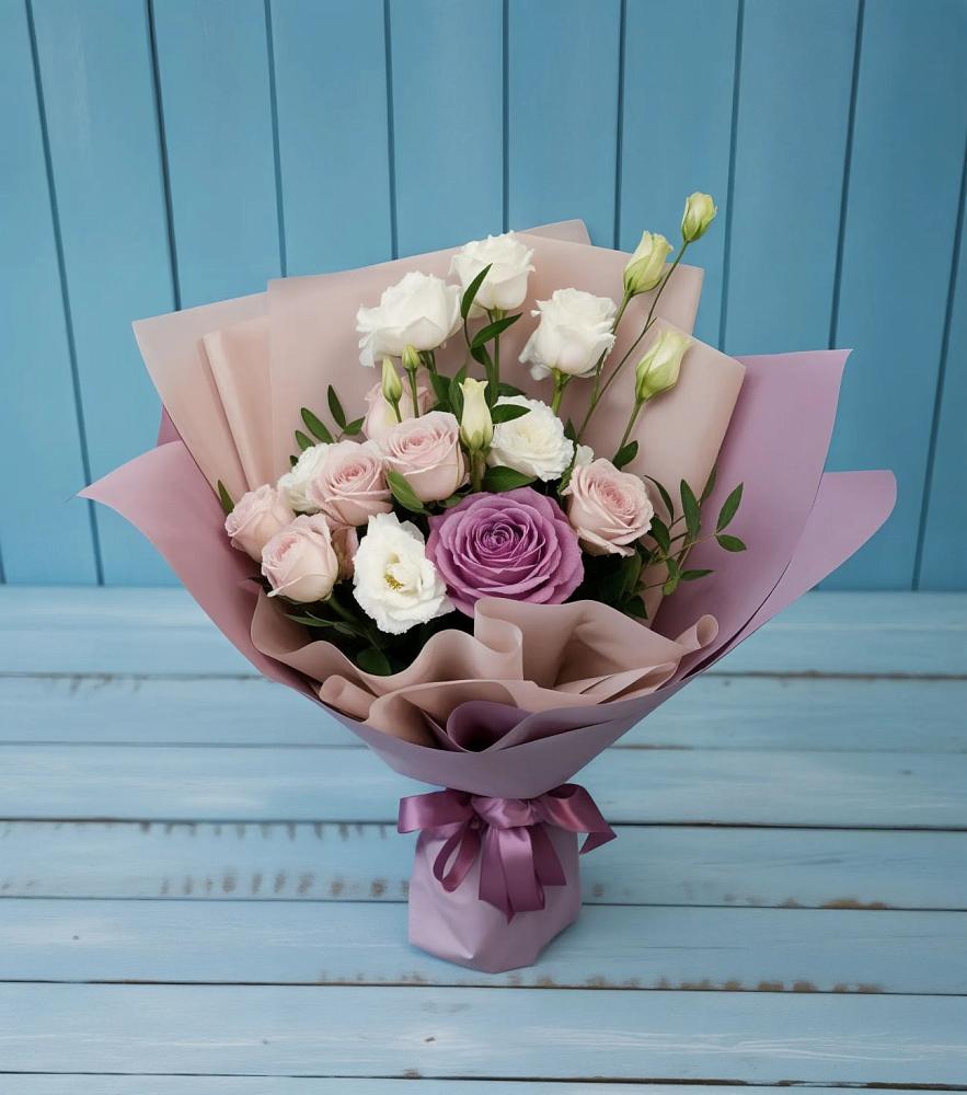 Букет цветов из: Розы и Лизиантусы в Рубцовске Алтайский Край